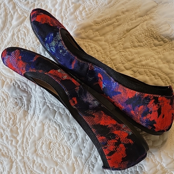 BCBG Flats, Size 6.5M - Picture 5 of 5